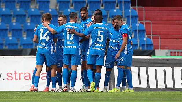 Fotbalisté Mladé Boleslavi se radují z gólu v nadstavbovém utkání s Ostravou.