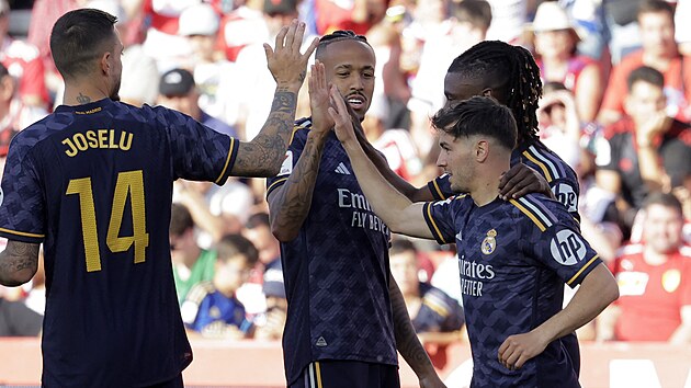 Fotbalisté Realu Madrid slaví branku v zápase s Granadou.