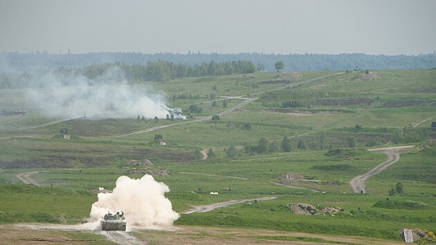 Tank T-72M4CZ české armády pálí na cíl během cvičení Immediate Response 2024 na Libavé na Olomoucku