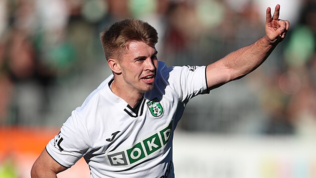 Karvinský záloník Sebastian Bohá slaví gól proti Zlínu.