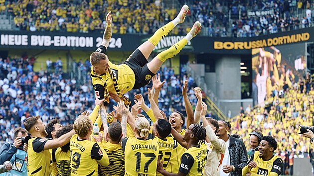 Marco! Marco! Hrái Dortmundu vyhazují louícího se Reuse do vzduchu.