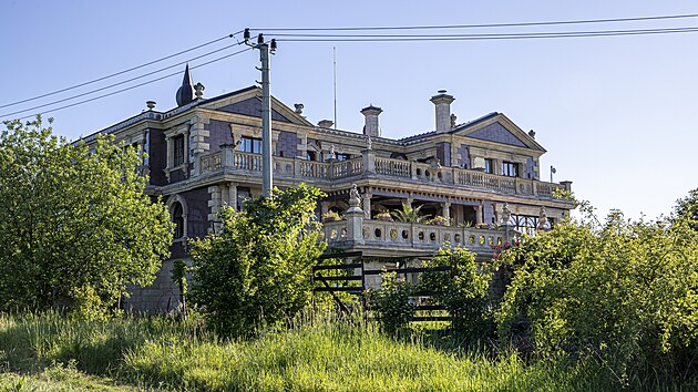 Vila ve stylu podnikatelského baroka nedaleko Brna získala novou majitelku. (2024)