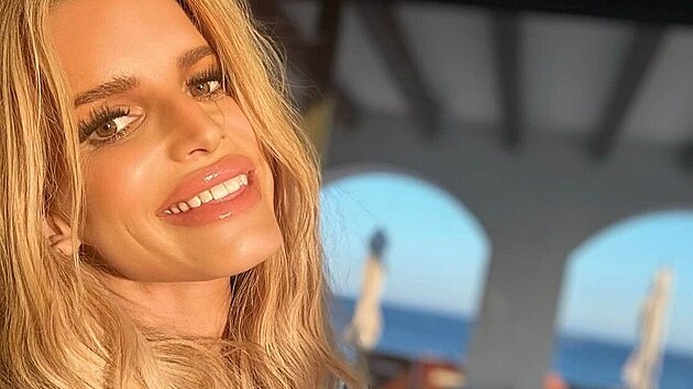 Jessica Simpsonová předvádí své štíhlé tělo a masivní rty.