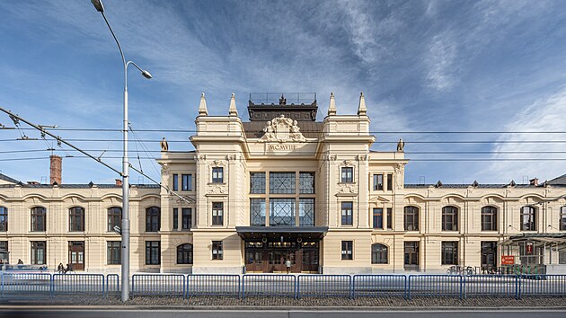 Českobudějovické nádraží postavené v historizujícím novorenesančním stylu v roce 1908 navrhl architekt Gustav Kulhavý. Při rekonstrukci se pamatovalo i na okolí stavby.
