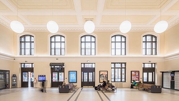 Venkovní i vnitřní mobiliář je od tuzemského výrobce mmcité, sjednocují jej stejné materiály i barvy.