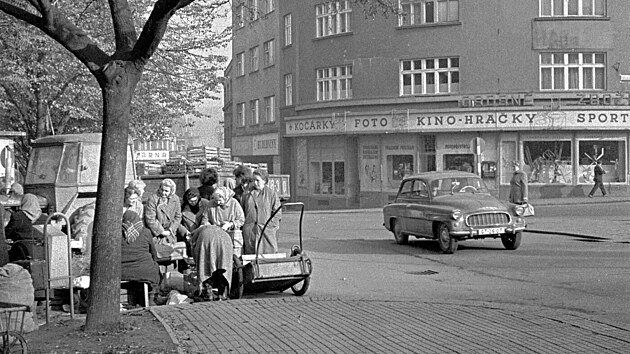 Trh pod katany v roce 1964. Na Soudní ulici se zaíná vytváet fronta, traktor...