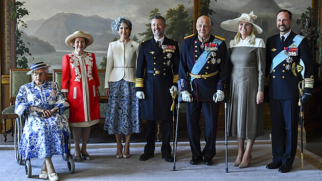 Dánská princezna Astrid Fru Fernerová, norská královna Sonja, dánská královna Mary, dánský král Frederik X., norský král Harald V., korunní princezna Mette-Marit a korunní princ Haakon v královském paláci v Oslu (14. května 2024)