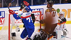 Slovenský útoník Libor Hudáek slaví gól proti Nmecku na hokejovém MS.