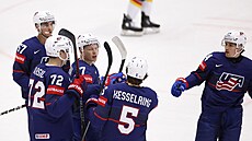 Amerití hokejisté slaví úvodní gól proti Nmecku na hokejovém MS v Ostrav.