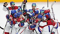 etí hokejisté slaví výhru po samostatných nájezdech nad Finskem na domácím MS...