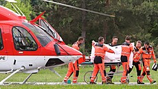 Slovenský premiér Robert Fico je transportován zdravotníky z vrtulníku do...