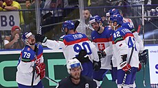 Sloventí hokejisté se radují z gólu na 3:0 proti Francii.