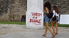 „Turismus je nemoc“, hlásá sprejový nápis na jenom z míst v centru Palmy. Odpor...