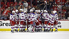 Hokejisté NY Rangers se radují z vítzství nad Carolinou a postupu do finále...