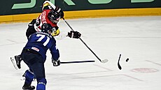 Fin Ahti Oksanen láme hokejku v souboji s Peterem Schneiderem.