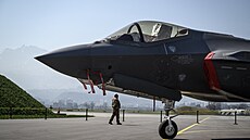Stíhaka F-35 piletla do výcarského Emmenu. (24. bezna 2022)
