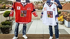 Petr Nedvd (vlevo) a Radim Rulík pózují s novými dresy, které národní tým...
