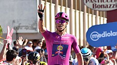 Jonathan Milan z Treku slaví vítzství ve 13. etap Gira.