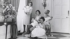 Dosud nevidná fotografie z roku 1964, která zachycuje tyi královské matky se...