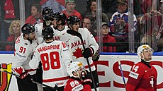 Radost kanadských hokejist po gólu v utkání se výcarskem.