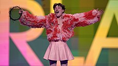 Eurovizi vyhrl nebinrn vcar Nemo. Nizozemce vylouili za vhrun pohyb