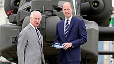 Král Karel III. a princ William ve vojenském leteckém centru v Middle Wallop po...