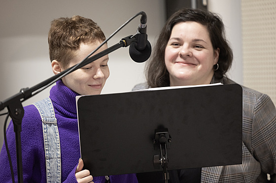 Anna Kameníková a Nataša Bednářová při natáčení audioseriálu Sněženky a... Anna Kameníková a Nataša Bednářová při natáčení audioseriálu Sněženky a...