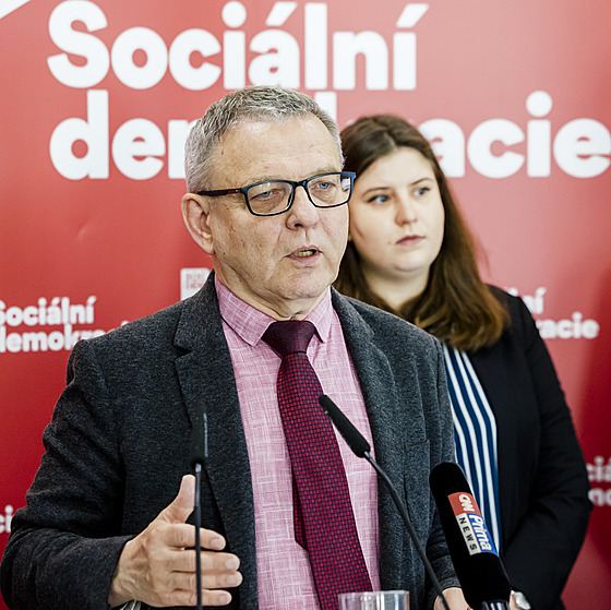 Lubomír Zaorálek a Klára Školníková na tiskové konferenci Sociální demokracie... Lubomír Zaorálek a Klára Školníková na tiskové konferenci Sociální demokracie...