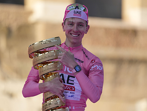 VÍT�ZNÁ PÓZA. Pro trofej celkového vít�ze Giro d'Italia si dojel Tadej Poga�ar.