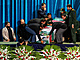 Írántí úedníci upravují rakev zesnulého prezidenta Ebrahíma Raísího bhem...