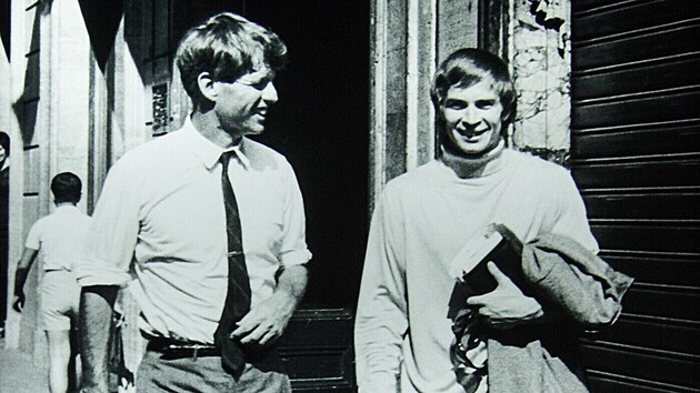 Robert Kennedy a tanečník Rudolf Nurejev v Římě. Dodnes se spekuluje, že měli spolu poměr.
