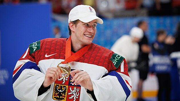 Reprezentační brankář Lukáš Dostál se zlatou medailí z mistrovství světa v Praze. (26. května 2024)