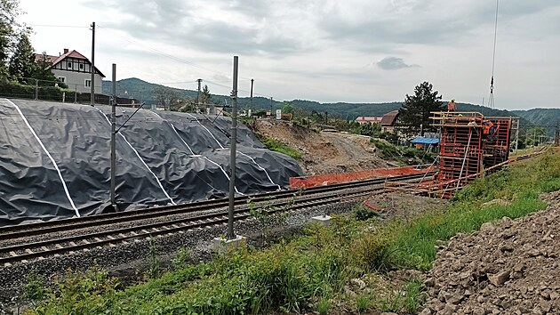 Nad kolejemi v Libochovanech na Litoměřicku se sesouvá svah ve směru od silnice k železniční trati. (24. května 2024)