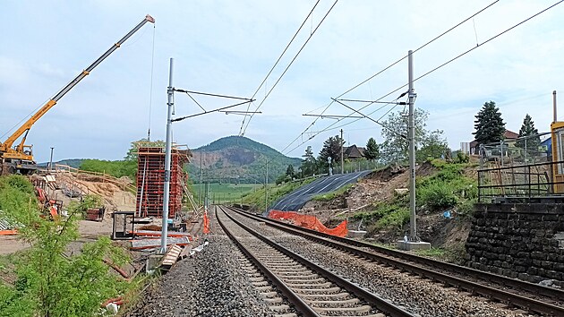Nad kolejemi v Libochovanech na Litoměřicku se sesouvá svah ve směru od silnice k železniční trati. (24. května 2024)