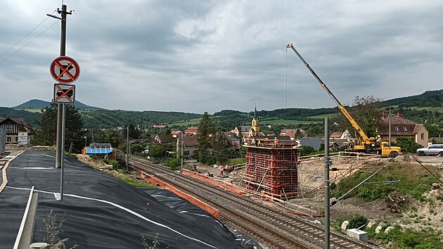 Nad kolejemi v Libochovanech na Litoměřicku se sesouvá svah ve směru od silnice k železniční trati. (24. května 2024)