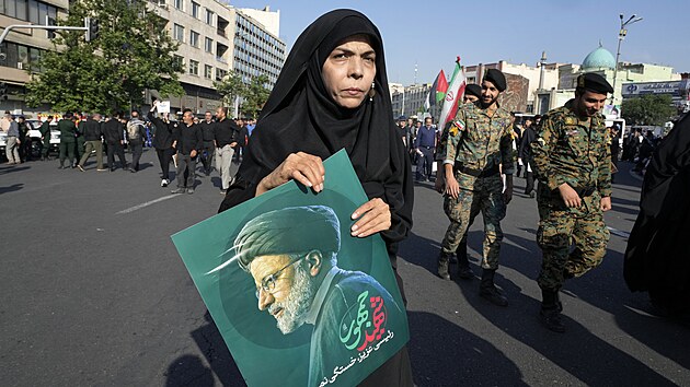 Smuteční hosté se účastní pohřbu obětí havárie vrtulníku, při níž zahynul i íránský prezident Ebráhím Raísí. (22. května 2024)