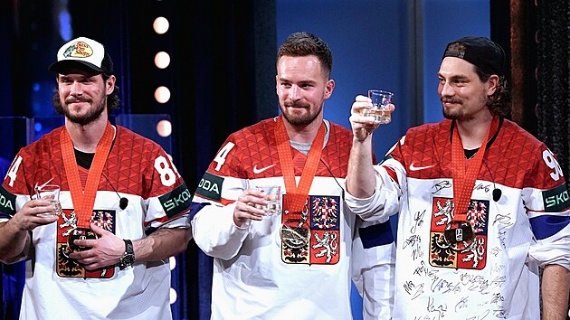 Hokejisté Tomáš Kundrátek, Jan Ščotka a David Tomášek oslavili vítězství na Mistrovství světa i v Show Jana Krause