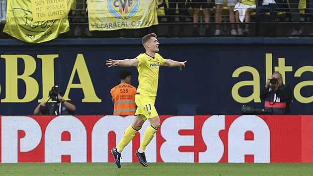 Alexander Sorloth z Villarrealu se raduje z gólu v zápase s Realem Madrid.