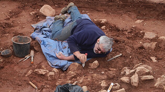 Preparace perk v naleziti hrobu z doby haltatské na poli u obce Moidlec na Karlovarsku. 