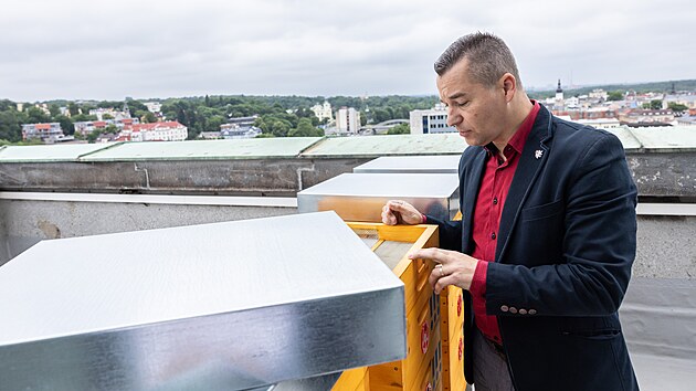 Instalace &uacute;lů na ostravsk&eacute; Nov&eacute; radnici. Na sn&iacute;mku Ale&scaron; Boh&aacute;č, n&aacute;městek prim&aacute;tora pro životn&iacute; prostřed&iacute;. (31. května 2024)