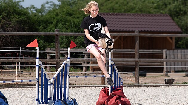 Při závodech na Toulcově dvoře v Praze jezdkyně předváděly úžasné sportovní výkony.