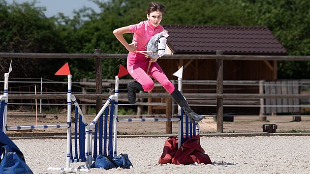 Hobby horsing je půvabný sport a baví slečny od školky až do teenagerského věku.