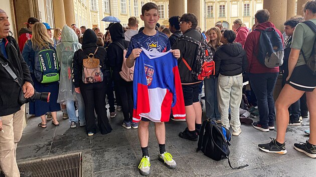Devatenáctiletý Richard čekal na podpis dresu od hokejistů před Pražským hradem. (30. května 2024)