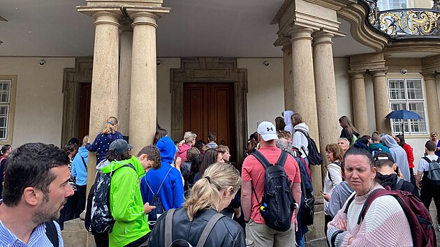 Desítky dětí i dospělých před Pražským hradem čekaly na hokejové mistry světa. (30. května 2024)