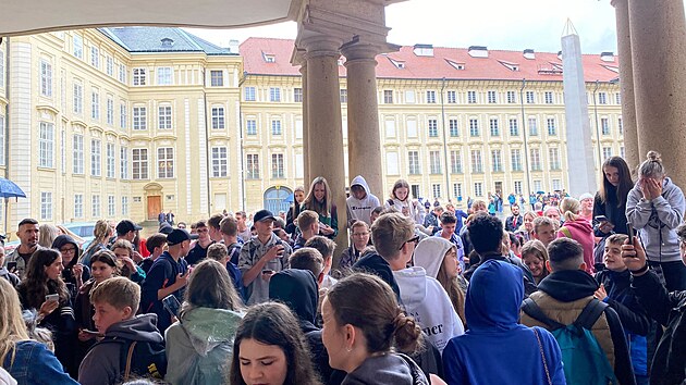 Desítky dětí i dospělých před Pražským hradem čekaly na hokejové mistry světa. (30. května 2024)