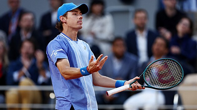 Australský tenista Alex De Minaur během čtvrtfinále Roland Garros.