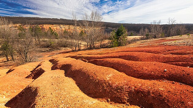 Bauxitové doly u maďarského Gántu zdánlivě připomínají Grand Canyon. Podobně zbarvených míst v Evropě moc nenajdete.