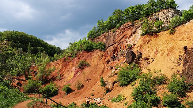 Kromě naučné stezky jsou v geoparku i doplňkové infopanely. Některé zahrnují anglickou mutaci.