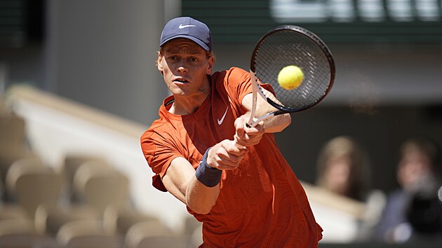 Jannik Sinner odehrává míč v prvním setu semifinálového utkání Roland Garros.