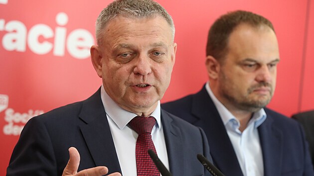 Volební lídr SOCDEM Lubomír Zaorálek a předseda SOCDEM Michal Šmarda na předvolební tiskové konferenci